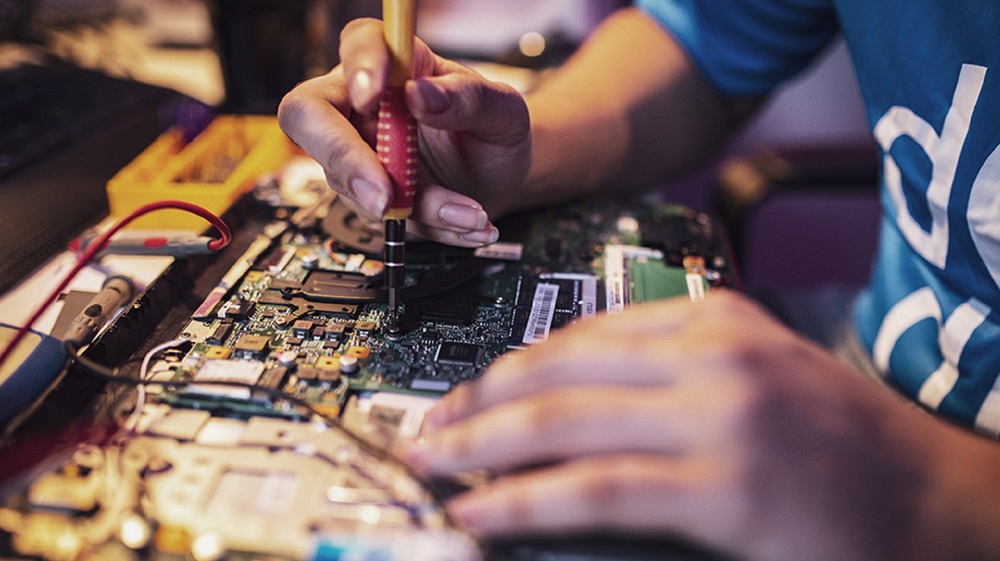 20-year-old self-taught engineer puts in 200 hours repairing laptops for those in need
