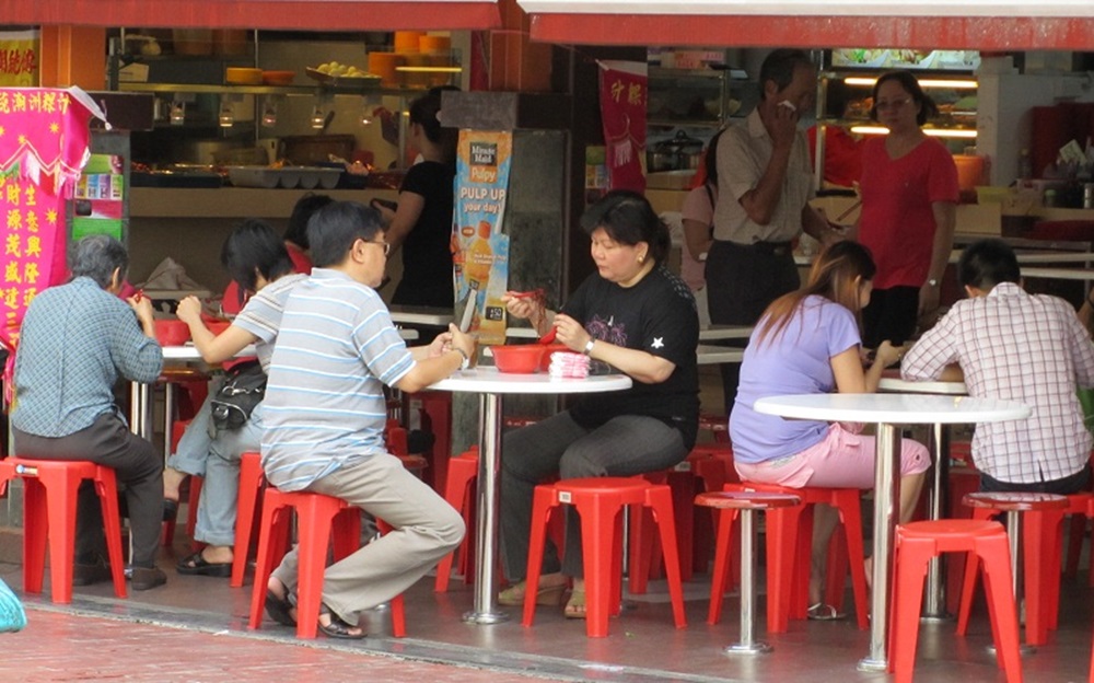 Do table-to-table tissue packet sellers at food centres pay licensing fees to NEA?